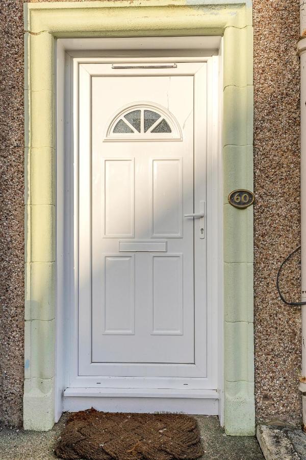 אדינבורו Modern & Spacious 2 Bedroom House - Free Parking - Front & Back Garden - Private Main Door Entrance מראה חיצוני תמונה
